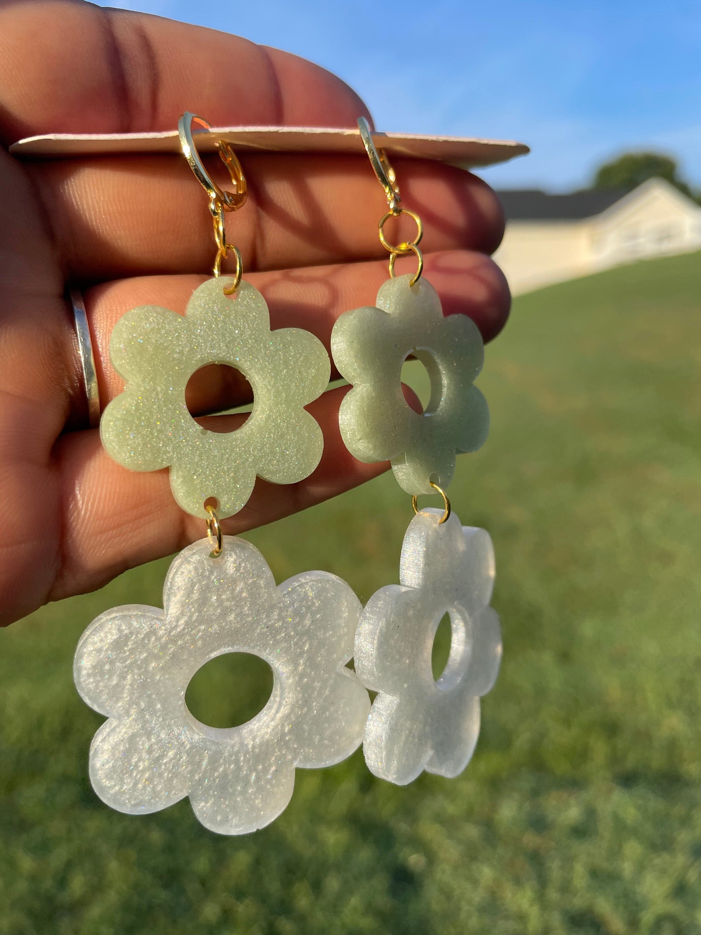 Groovy Flower Earrings - White