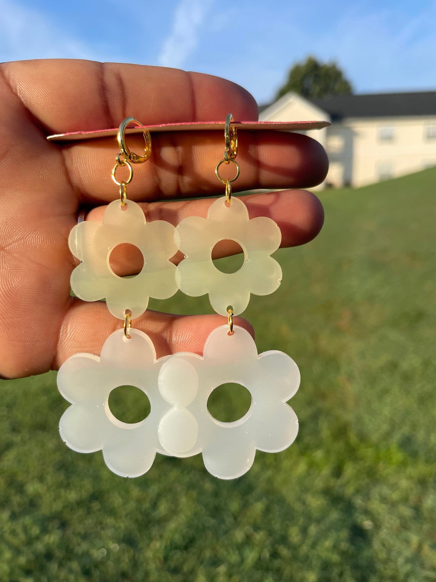 Groovy Flower Earrings - White